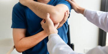 Bark zamrożony, ograniczona rotacja, trudności z podniesieniem ręki – rola powięzi w okolicy barku